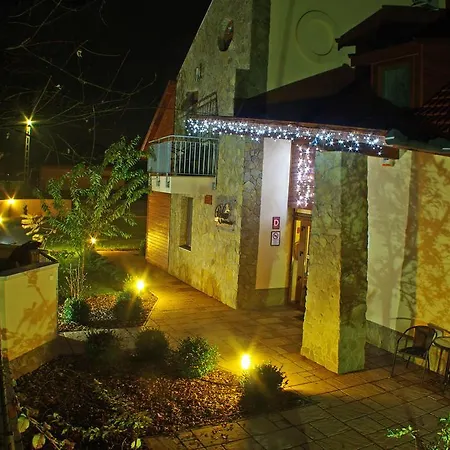Relaxo Apartmanhaz Bed and Breakfast Cserkeszőlő